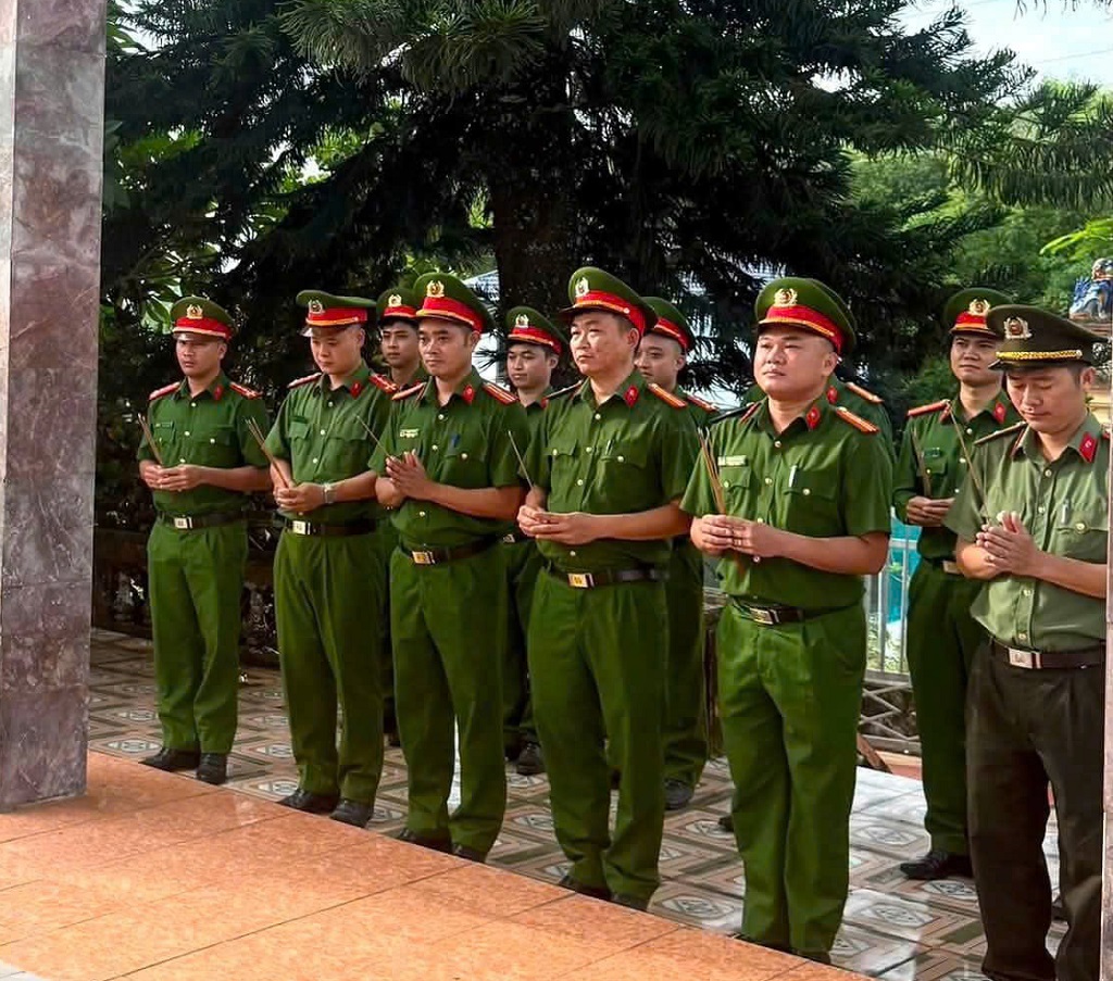 Công an xã dâng hương, dâng hoa tại Nghĩa trang Liệt sĩ 
