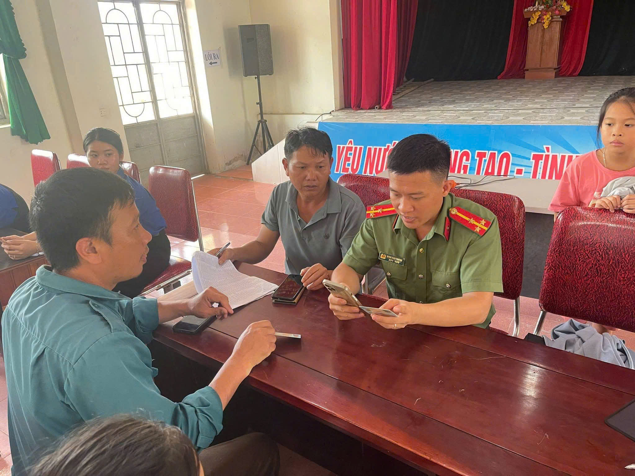 Công an xã hỗ trợ người dân