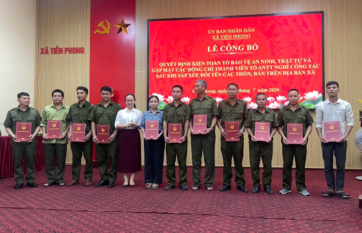 Trao Quyết định kiện toàn lực lượng bảo vệ ANTT ở cơ sở