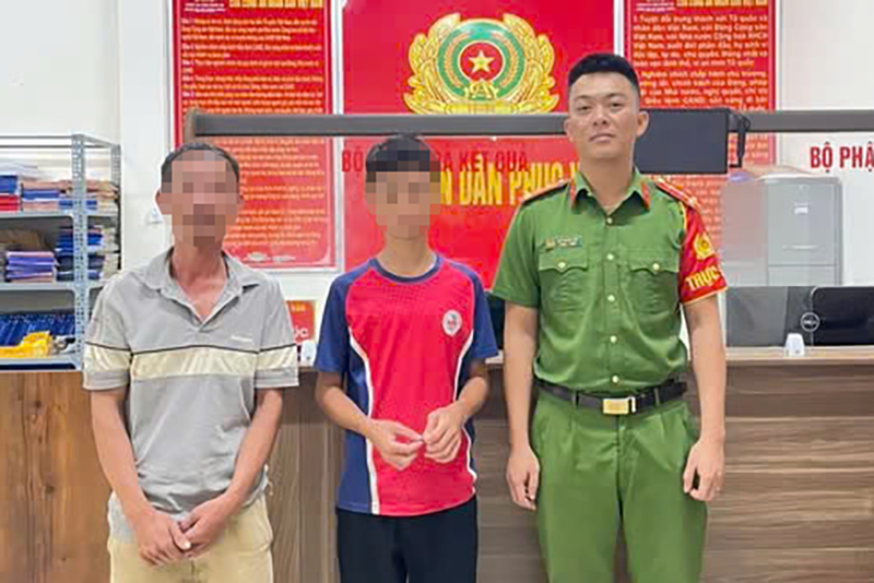  Công an xã bàn giao cháu bé cho gia đình