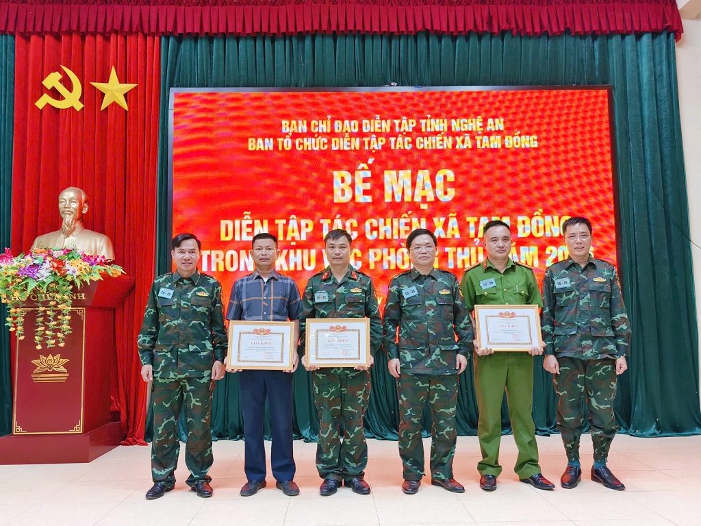 Công an xã cùng các đơn vị nhận khen thưởng vì có thành tích góp phần hoàn thành xuất sắc diễn tập tác chiến xã trong khu vực phòng thủ năm 2026