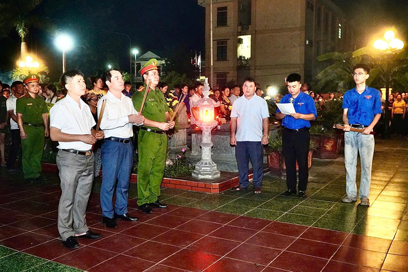 Đoàn đại biểu dâng hoa, dâng hương tưởng nhớ và tri ân các Anh hùng liệt sĩ