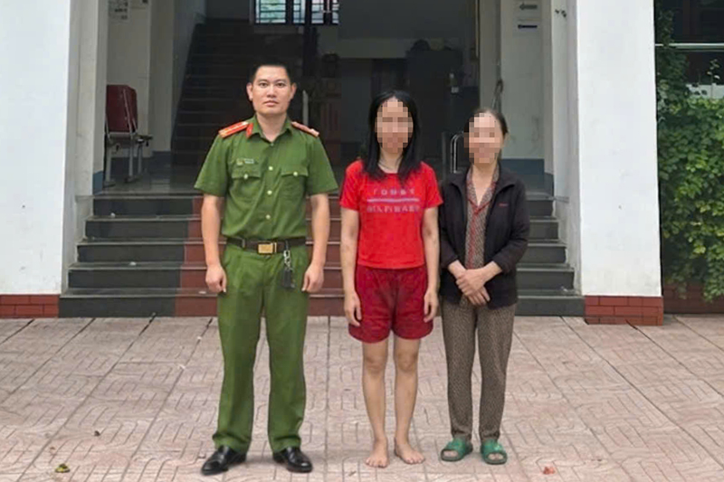 Công an xã Đức Châu bàn giao chị T.T.N. cho gia đình 