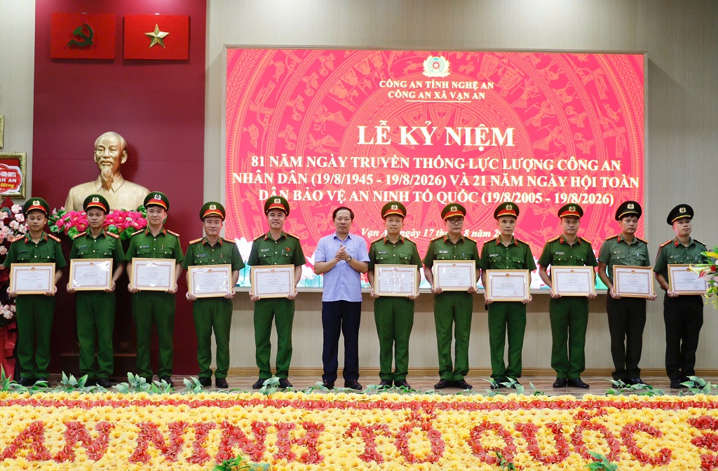 Trao Giấy khen của Giám đốc Công an tỉnh tặng các cá nhân có thành tích xuất sắc