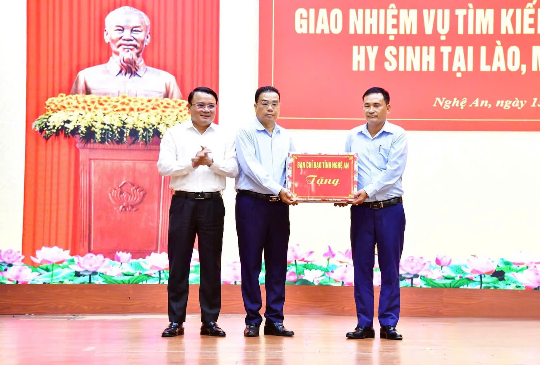 Đồng chí Phùng Thành Vinh - Phó chủ tịch UBND tỉnh, tặng quà động viên Đội Quy tập liệt sĩ trước khi lên đường làm nhiệm vụ