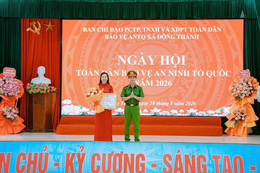 Thừa ủy quyền, đồng chí Đại tá Phạm Thành Long, Phó Giám đốc Công an tỉnh trao Bằng khen của Chủ tịch UBND tỉnh tặng đồng chí Phan Thị An, Phó Bí thư Đảng ủy, Chủ tịch UBND xã về thành tích xuất sắc trong triển khai thực hiện phong trào toàn dân bảo vệ an ninh Tổ quốc năm 2026