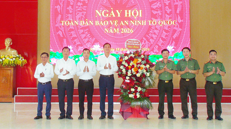 Thay mặt Ban Thường vụ Đảng ủy, Lãnh đạo Công an tỉnh, đồng chí Đại tá Trần Ngọc Tuấn, Ủy viên Ban Thường vụ Đảng ủy, Phó Giám đốc Công an tỉnh tặng hoa chúc mừng Đảng bộ, chính quyền và Nhân dân xã Môn Sơn