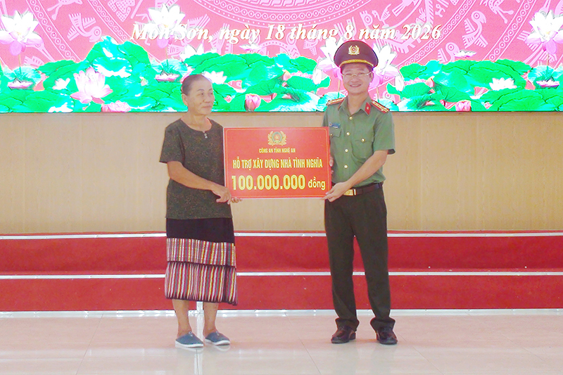 Đồng chí Đại tá Trần Ngọc Tuấn, Ủy viên Ban Thường vụ Đảng ủy, Phó Giám đốc Công an tỉnh trao biểu trưng hỗ trợ xây dựng nhà tình nghĩa tặng hộ gia đình có hoàn cảnh khó khăn