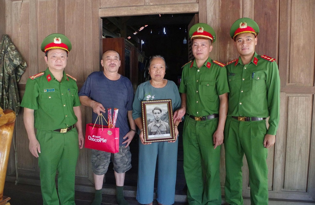 Công an xã Nậm Cắn phục chế, trao tặng ảnh Liệt sĩ cho thân nhân