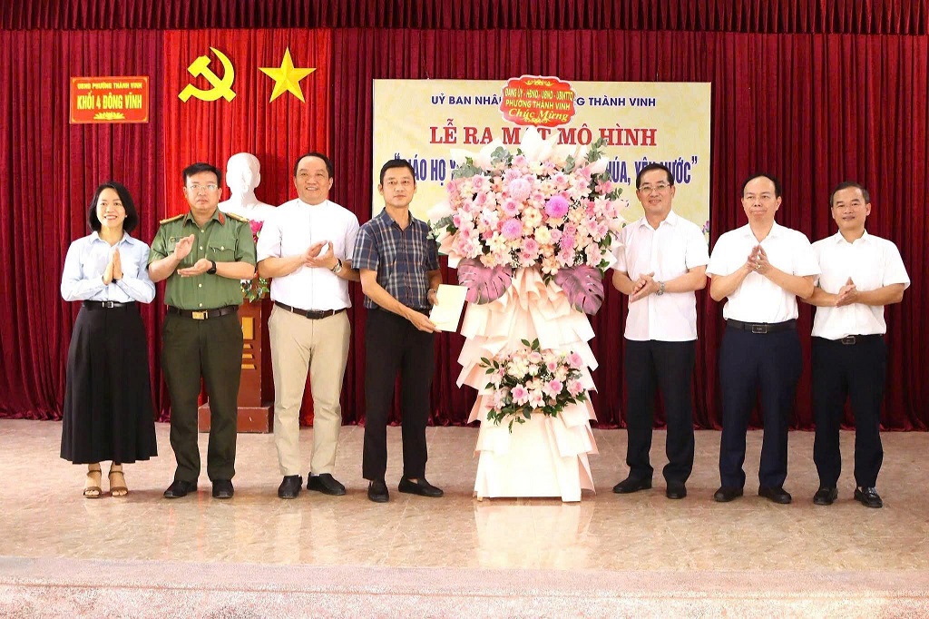 Đại diện UBND phường Thành Vinh trao quà tặng Giáo họ Yên Duệ