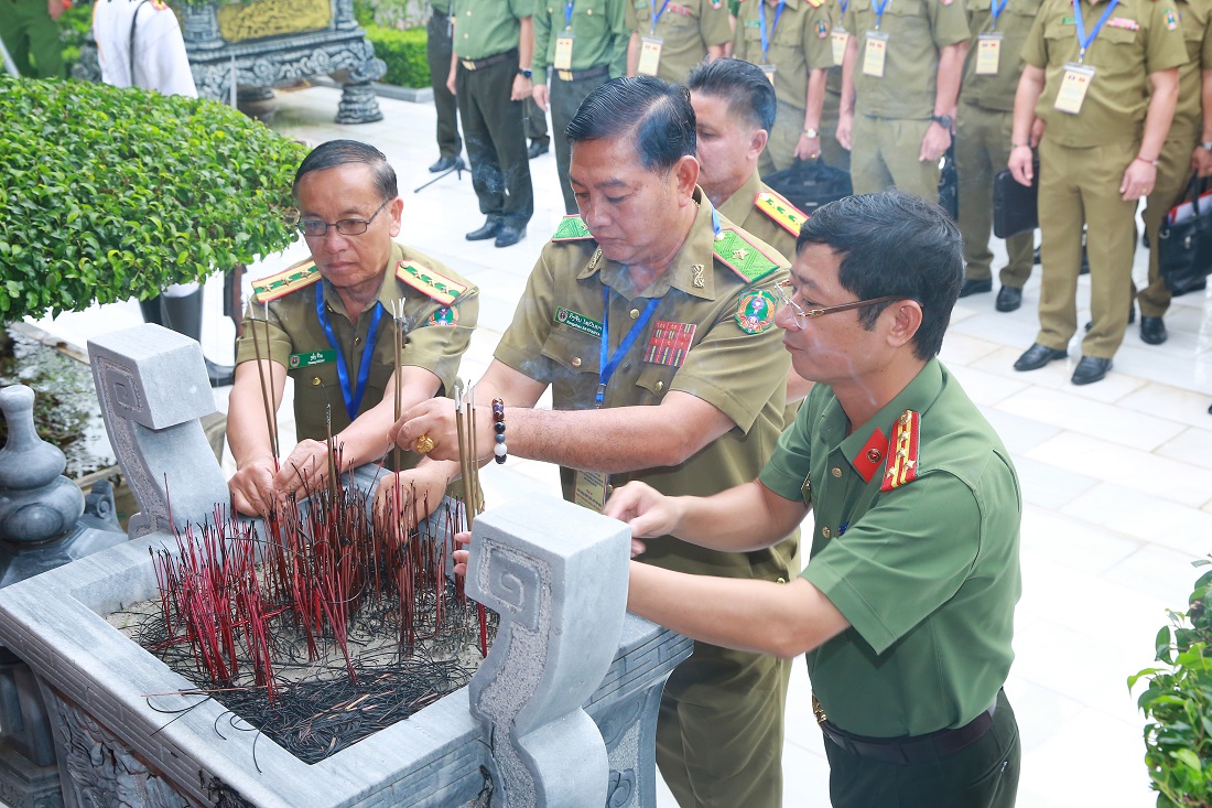 Đoàn đại biểu Công an tỉnh Nghệ An, Nước CHXHCN Việt Nam và Công an 03 tỉnh Hủa Phăn, Xiêng Khoảng, Bôlykhămxay, Nước CHDCND Lào dâng hoa, dâng hương tưởng niệm Chủ tịch Hồ Chí Minh tại Nhà tưởng niệm Người trong khuôn viên Công an tỉnh Nghệ An