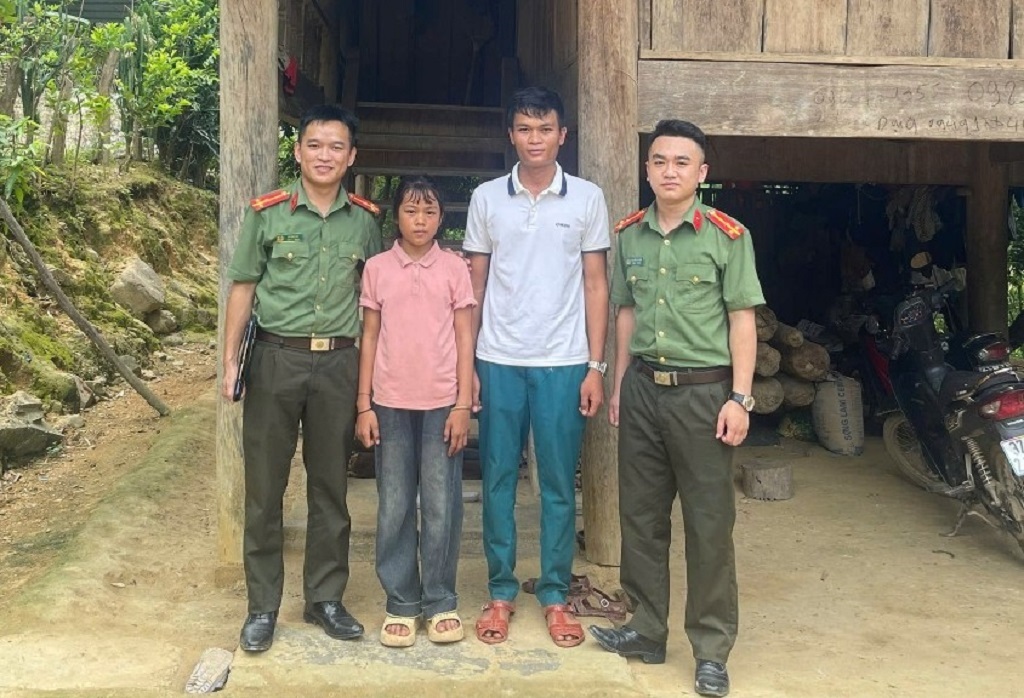 Công an xã Chiêu Lưu tuyên truyền, tư vấn học sinh đăng ký vào Trường Văn hóa CAND VI