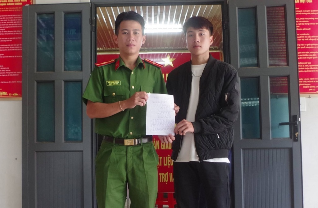 Công an xã tiếp nhận đơn tình nguyện thực hiện nghĩa vụ tham gia Công an nhân dân năm 2027