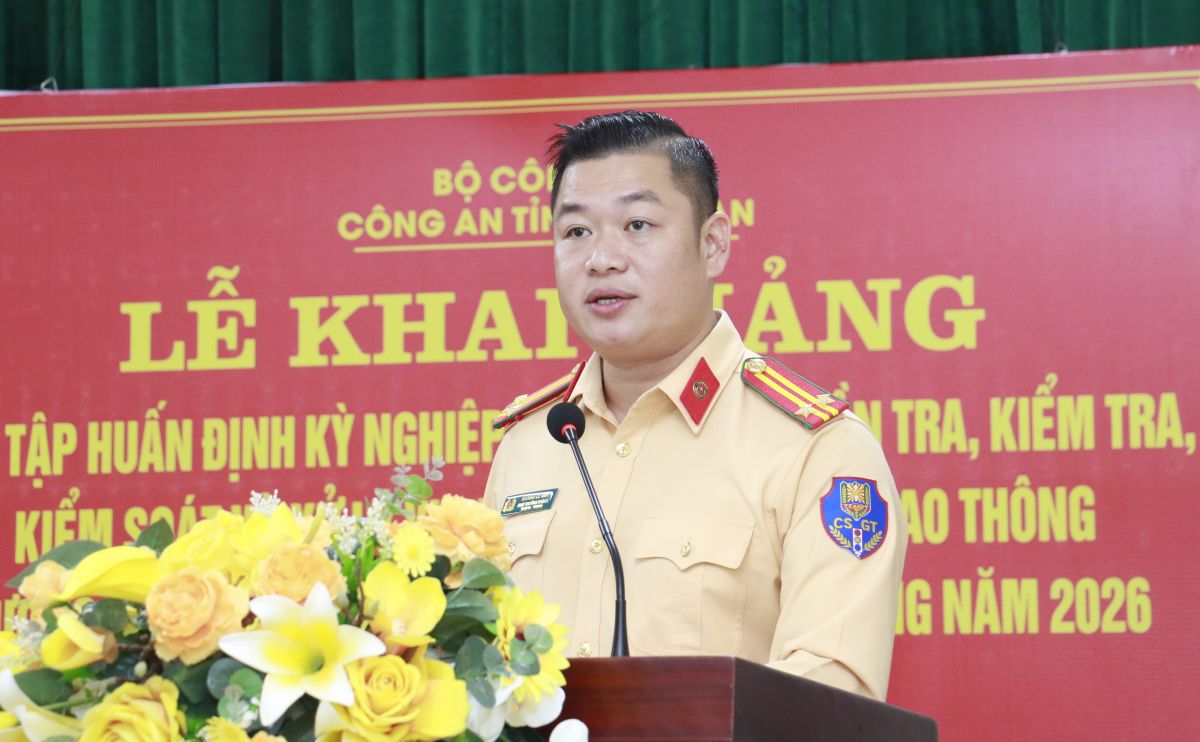 Đồng chí Trung tá Hoàng Lê Anh, Phó Trưởng phòng Cảnh sát giao thông thông qua quyết định liên quan đến lớp tập huấn 