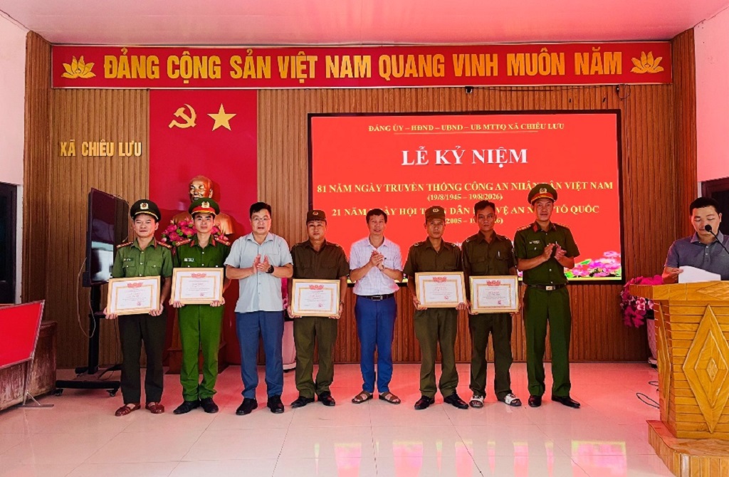 xã Chiêu Lưu trao Giấy khen tặng 02 tập thể và 08 cá nhân có thành tích xuất sắc trong thực hiện nhiệm vụ