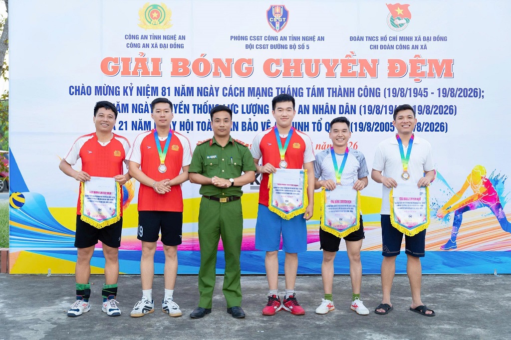 Trao cờ lưu niệm và 