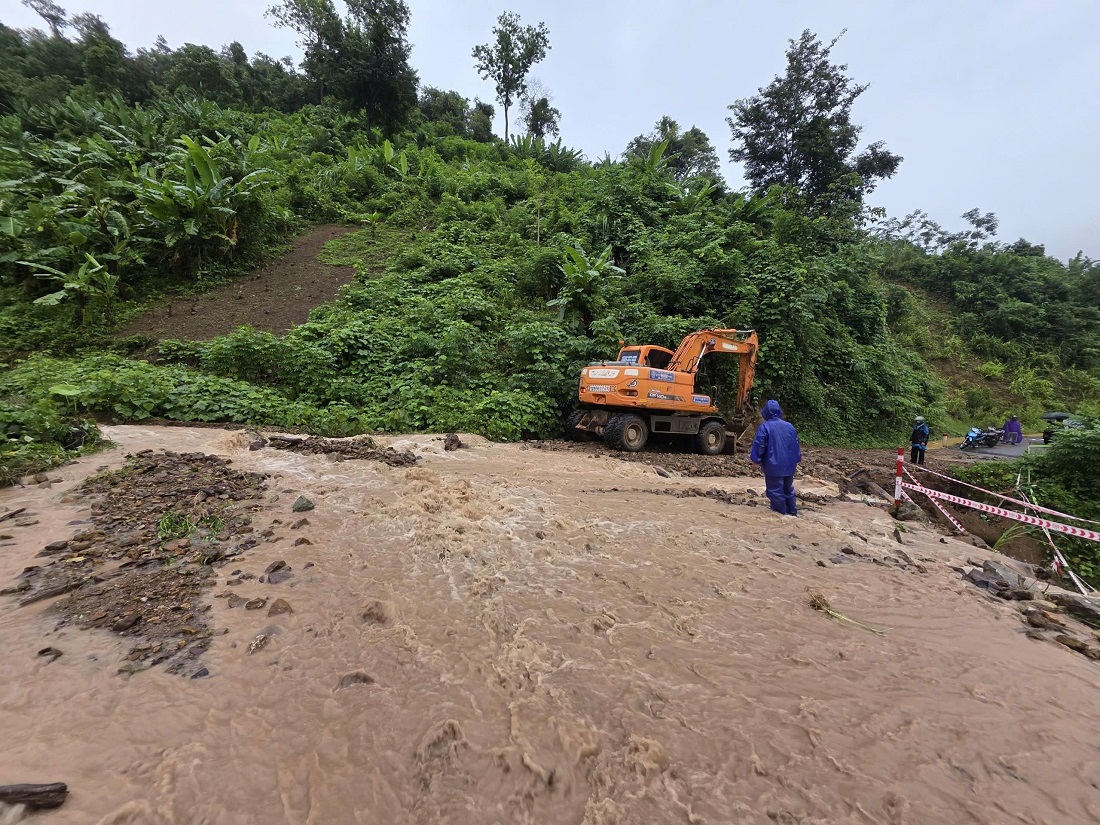Công an xã Mỹ Lý cùng lực lượng chức năng trực tiếp kiểm tra tuyến đường, khe suối, taluy, sườn núi và những vị trí có nguy cơ sạt, trượt
