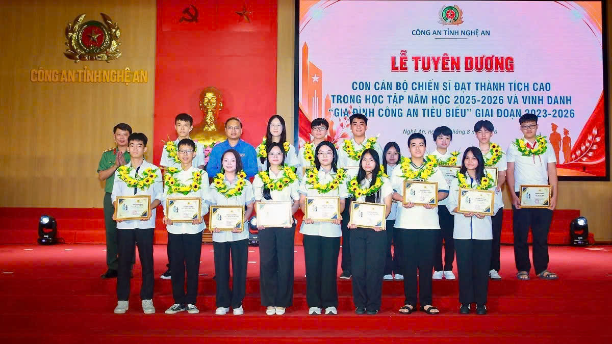 Các đồng chí: Đại tá Đinh Anh Dũng, Trưởng phòng Tổ chức cán bộ; Lê Đức Sỹ, Phó Bí thư Tỉnh đoàn Nghệ An khen thưởng các em đạt thành tích cao kỳ thi cấp tỉnh