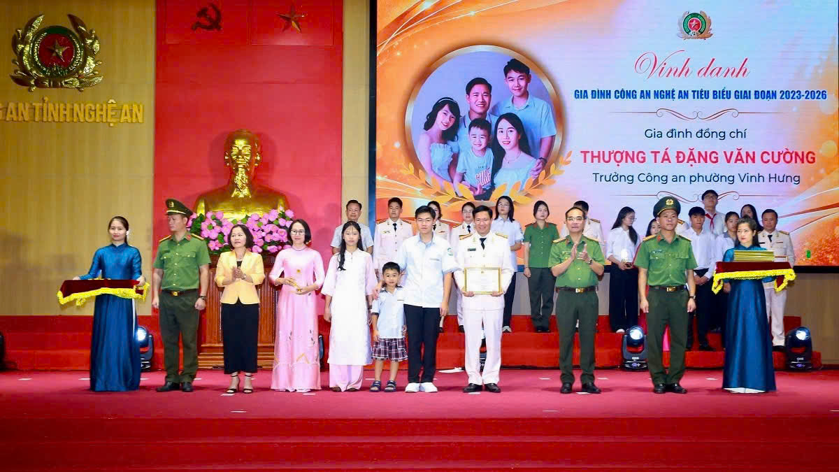 Các đồng chí: Đại tá Phạm Hữu Trường,  Phó Giám đốc Công an tỉnh; Lê Thị Kim Chung, Phó Chủ tịch Thường trực Hội Liên hiệp Phụ nữ tỉnh Nghệ An khen thưởng các “Gia đình  tiêu biểu” giai đoạn 2023 - 2026