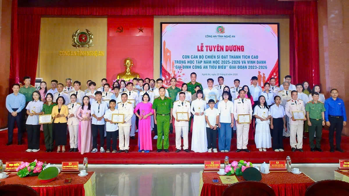 Đại biểu chụp ảnh lưu niệm với các “gia đình tiêu biểu”