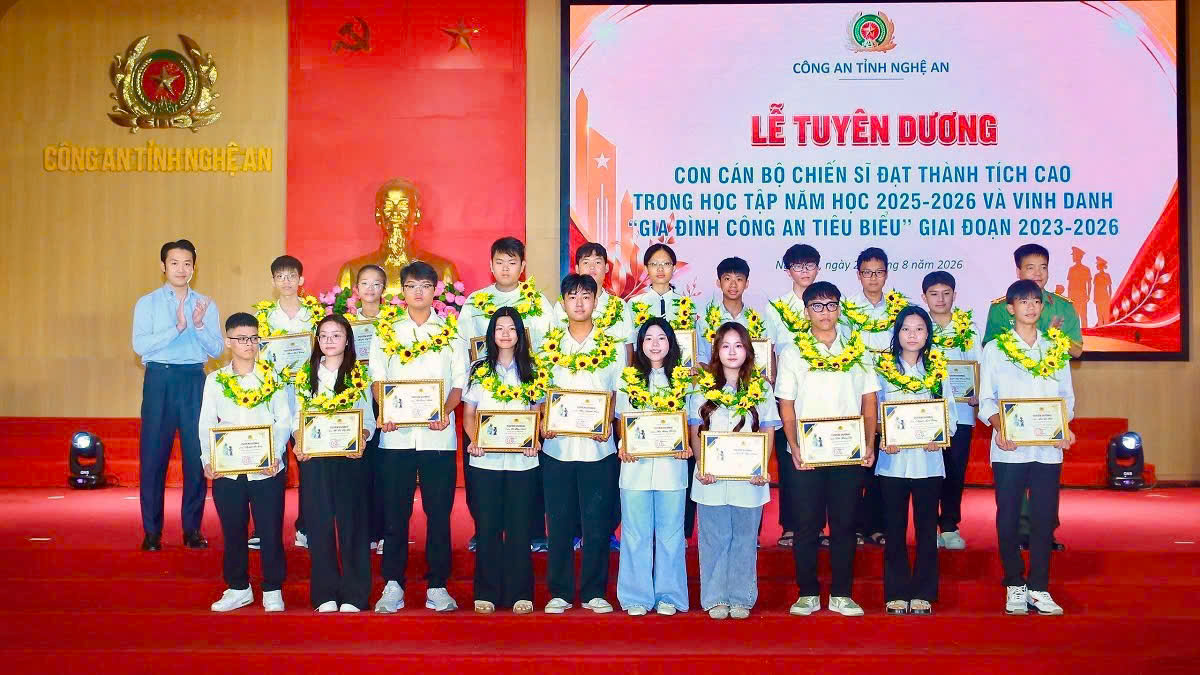 Các đồng chí: Đại tá Nguyễn Trọng Khanh, Trưởng phòng Công tác chính trị; Hoàng Minh Tuấn - Giám đốc Công ty cổ phần xi măng Sông Lam khen thưởng các em đạt thành  tích cao kỳ thi cấp tỉnh