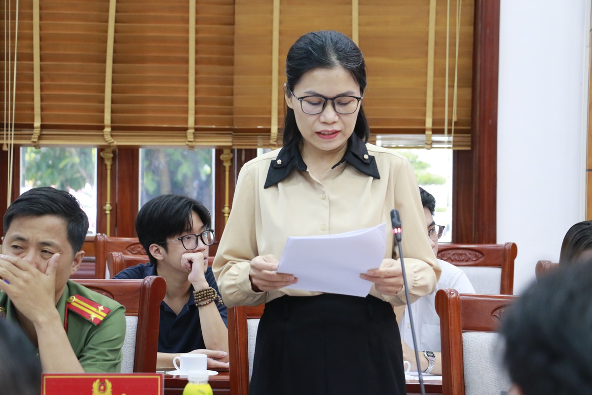 Đại biểu trình bày tham luận