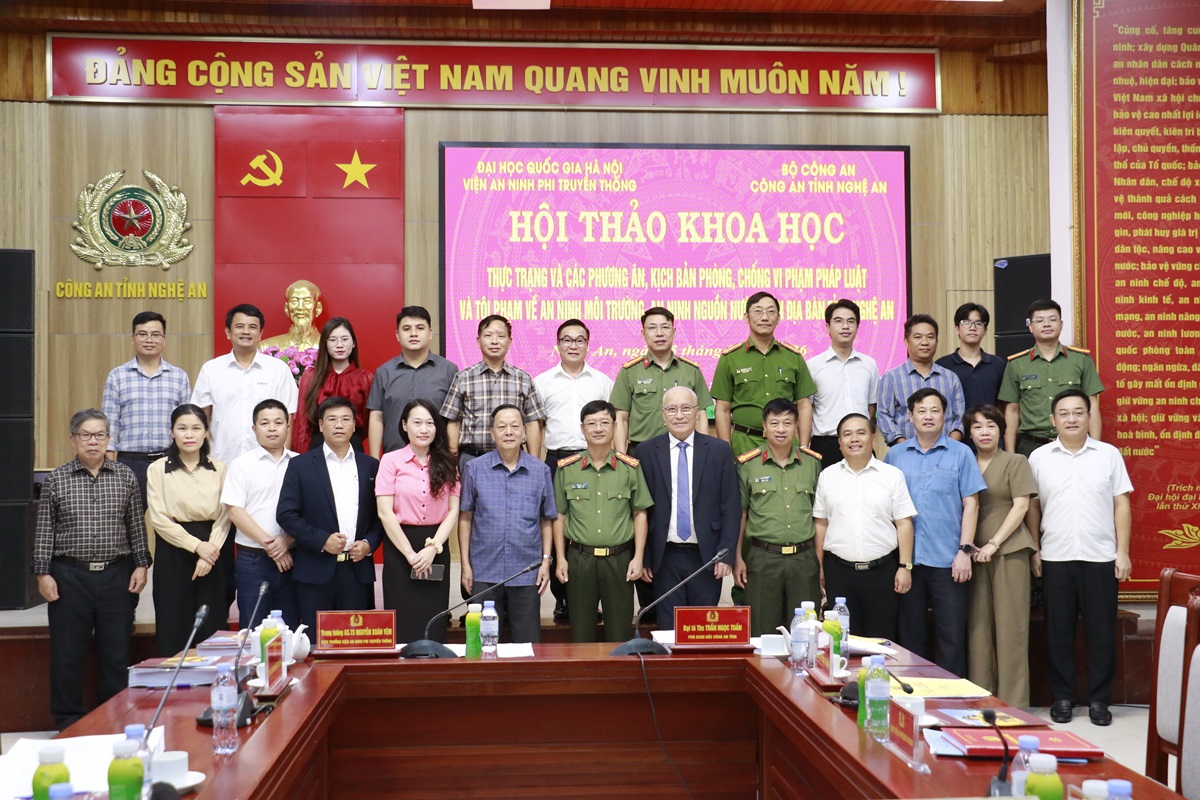 Đại biểu chụp ảnh lưu niệm