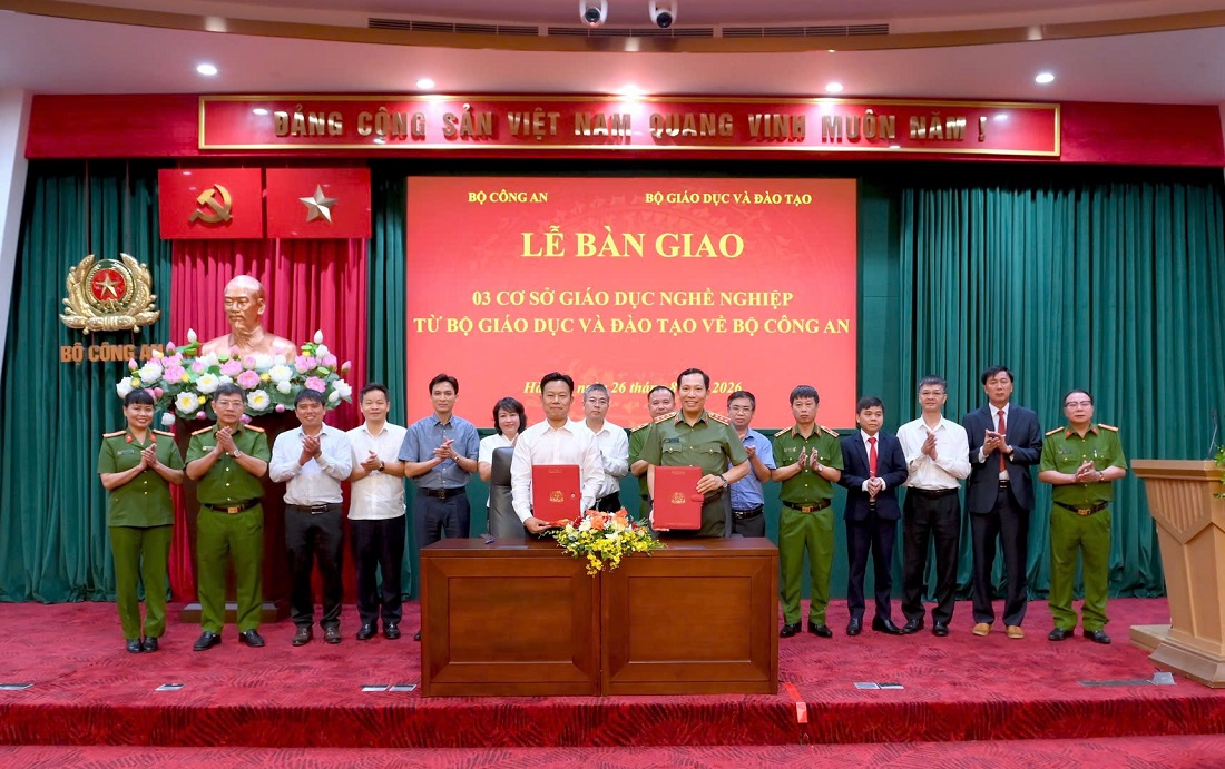 Các đồng chí: Thượng tướng Lê Văn Tuyến, Thứ trưởng Bộ Công an; Lê Quân, Thứ trưởng Bộ Giáo dục và đào tạo ký và trao Biên bản bàn giao