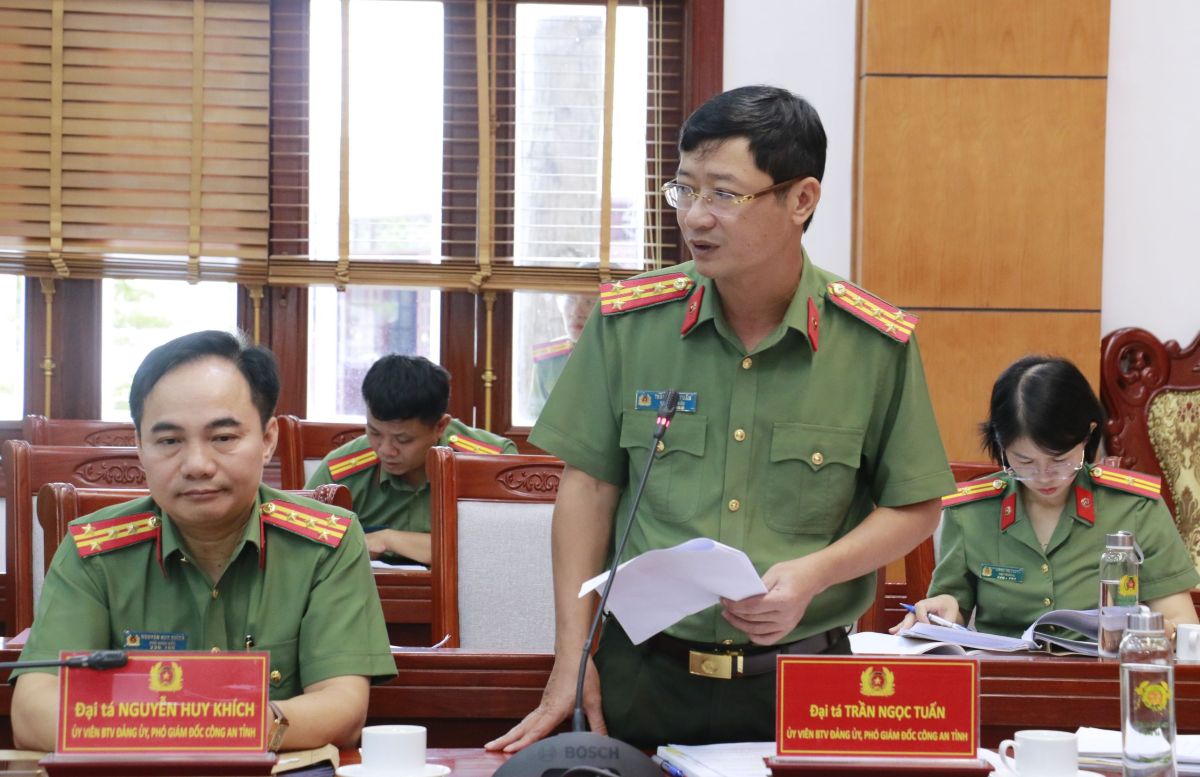 Đồng chí Đại tá Trần Ngọc Tuấn, Ủy viên Ban Thường vụ Đảng ủy, Phó Giám đốc Công an tỉnh phát biểu tại Hội nghị