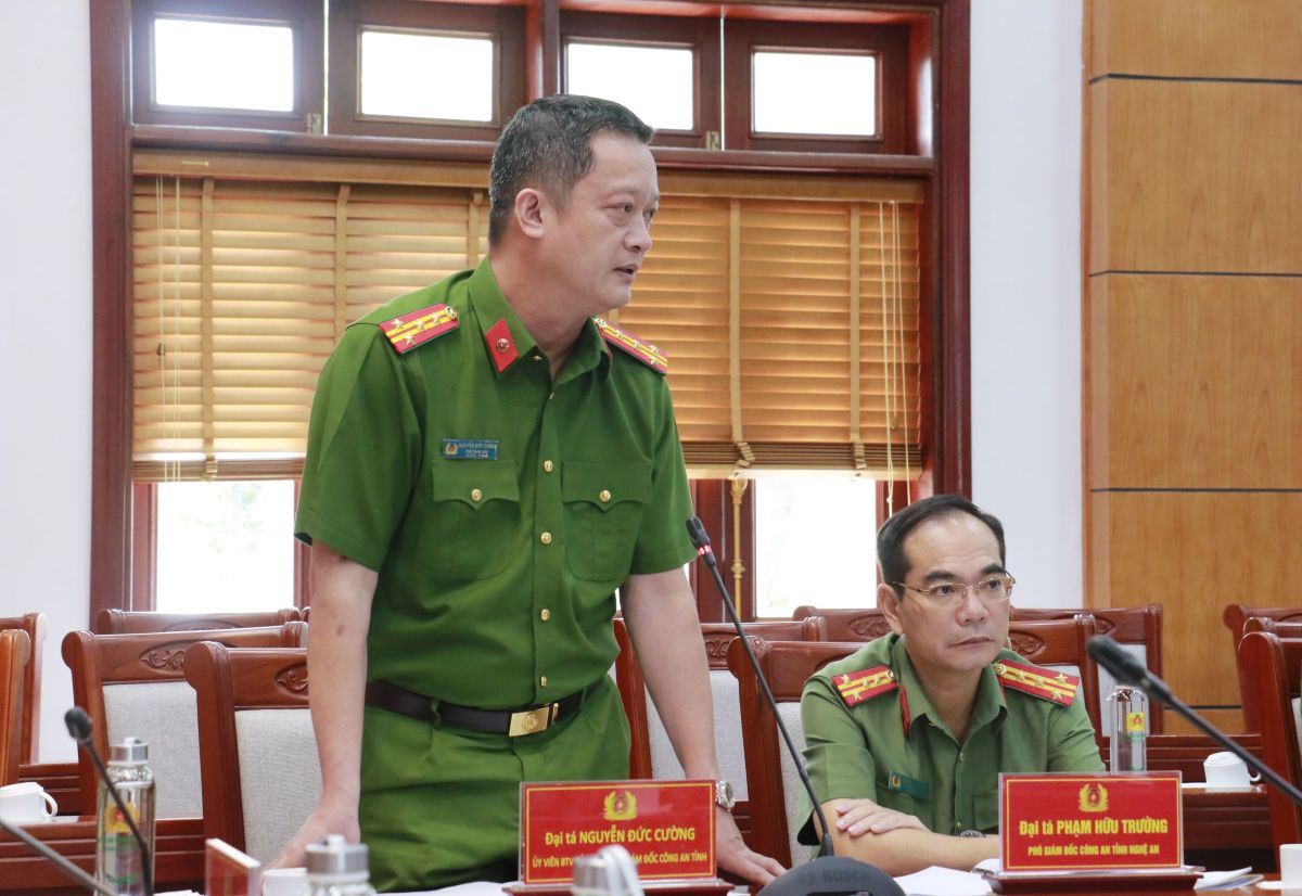 Đồng chí Đại tá Nguyễn Đức Cường, Ủy viên Ban Thường vụ Đảng ủy, Phó Giám đốc Công an tỉnh phát biểu tại Hội nghị