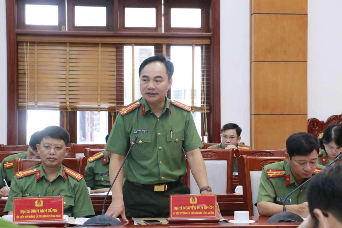 Đồng chí Đại tá Nguyễn Huy Khích, Ủy viên Ban Thường vụ Đảng ủy, Phó Giám đốc Công an tỉnh phát biểu tại Hội nghị