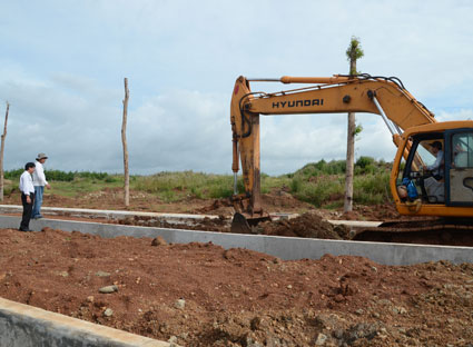 Thi công hạ tầng cụm công nghiệp Đá Bạc 1.Ảnh: TRIỆU VỸ