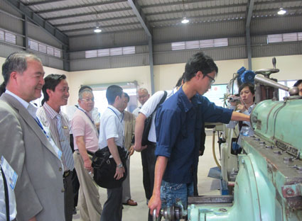 Mặc dù có nhiều đoàn DN Nhật Bản đến  để tìm hiểu cơ hội, nhưng đến nay vẫn chưa có DN nào đầu tư vào lĩnh vực CNHT tại BR-VT. Trong ảnh: Các DN Nhật Bản tham quan mô hình đào tạo nghề tại trường Cao đẳng Nghề BR-VT. Ảnh: THẢO PHƯƠNG