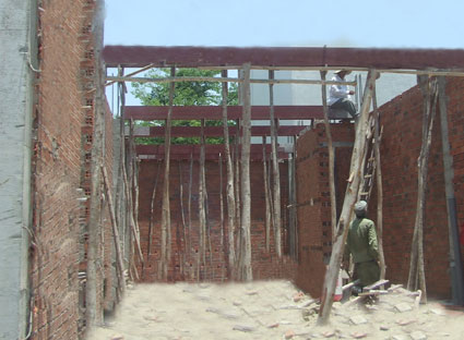 Theo quy định hiện hành, tổ chức, cá nhân kinh doanh xây dựng là người nộp thuế về hoạt động xây dựng nhà ở, nếu không có thỏa thuận khác với chủ nhà. Trong ảnh: Xây dựng nhà ở tư nhân tại TT.Phước Bửu, huyện Xuyên Mộc (ảnh minh họa).