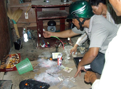 Trinh sát đặc nhiệm phòng chống tội phạm ma túy Bộ đội Biên phòng tỉnh khám xét nơi ở của một đối tượng mua bán trái phép ma túy ở phường Thắng Nhì (TP.Vũng Tàu).