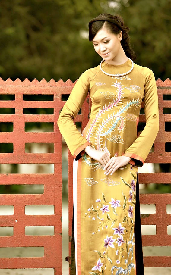 Một mẫu áo dài in họa tiết được nhiều phụ nữ lựa chọn.