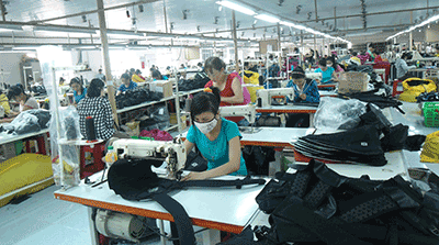 Loại bỏ các giấy phép con sẽ góp phần tạo động lực cho doanh nghiệp phát triển. Trong ảnh: Công nhân Công ty TNHH Việt Kim (huyện Đất Đỏ) trong giờ sản xuất.