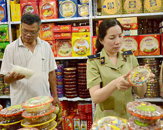 Lực lượng QLTT kiểm tra mặt hàng bánh kẹo tại cửa hàng Minh Châu (67 Đội Cấn, TP. Vũng Tàu)