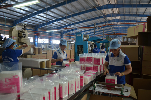 Công nhân Công ty TNHH giấy Sài Gòn (huyện Tân Thành) trong giờ sản xuất.