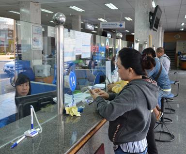 Khách hàng giao dịch tại ngân hàng Vietinbank, chi nhánh BR-VT.