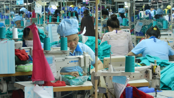 CNLĐ Công Ty TNHH May Tân Mỹ (huyện Tân Thành) trong giờ làm việc.