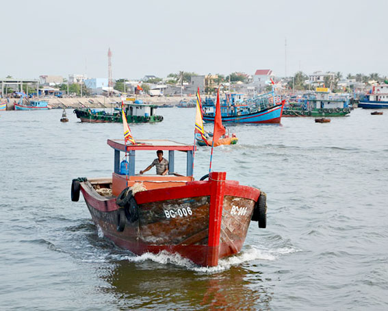 Tàu cá ngư dân xã Bình Châu vươn khơi sáng 9-2.