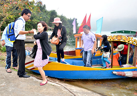 Du khách tham gia tour khám phá Thừa Thiên-Huế do Vietravel tổ chức. Ảnh: NGUYỄN ĐỨC