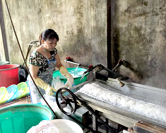 Sản xuất bún ở cơ sở Ánh Loan (phường Phước Nguyên, TP. Bà Rịa).