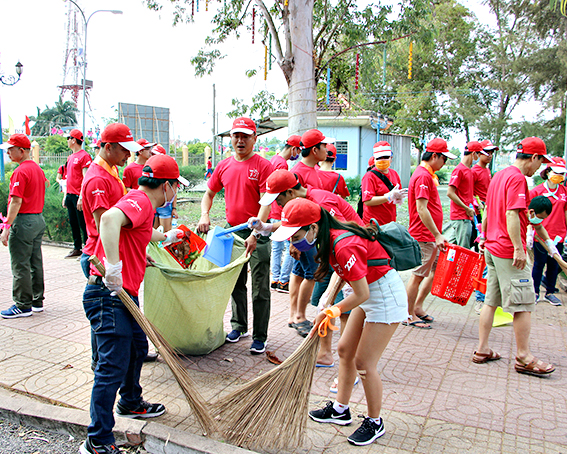 Nhân viên Công ty bảo hiểm nhân thọ Prudential Việt Nam tham gia dọn vệ sinh tại công viên huyện Xuyên Mộc.