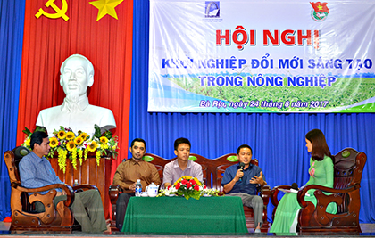 Ông Hoàng Anh Tuấn, Phó Giám đốc Trung tâm ươm tạo DN nông nghiệp công nghệ cao (thứ hai từ phải qua) chia sẻ kinh nghiệm khởi nghiệp trong nông nghiệp.