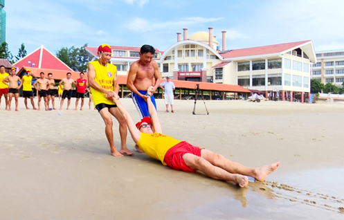 Ông David Field (người nằm) hướng dẫn thao tác kéo người bị đuối nước vào bờ.