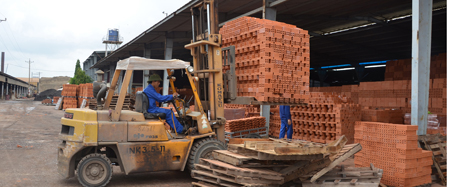 Công ty CP Gạch ngói gốm xây dựng Mỹ Xuân (huyện Tân Thành) được hỗ trợ 400 triệu đồng để thực hiện đề án sử dụng xỉ than vào sản xuất gạch tuynel. Trong ảnh: Công nhân Công ty CP Gạch ngói gốm xây dựng Mỹ Xuân vận chuyển gạch thành phẩm vào kho.