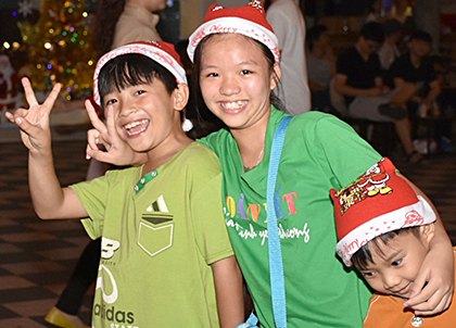 Em Nguyễn Thị Trà My và các em đi chơi Noel tại khu vực Nhà thờ Vũng Tàu vào đêm 24-12. Ảnh: PHÚC LƯU