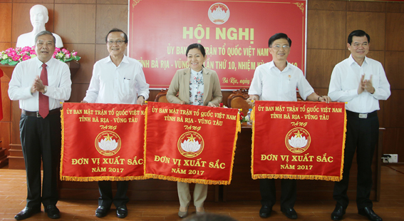 Các đồng chí Nguyễn Hồng Lĩnh, Ủy viên Trung ương Đảng, Bí thư Tỉnh ủy, Chủ tịch HĐND tỉnh; Bùi Thanh Nghĩa, Ủy viên Ban Thường vụ Tỉnh ủy, Chủ tịch UBMTTQ Việt Nam tỉnh tặng Cờ của UBMTTQ Việt Nam tỉnh cho 3 tập thể có thành tích xuất sắc trong công tác Mặt trận năm 2017. 